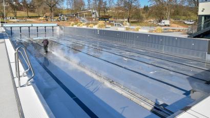 Bild: Petra Hartl
Frühjahrsputz im Waldbad: Die neuen Edelstahlbecken werden dampfgestrahlt und vom Schmutz des Winters befreit.
