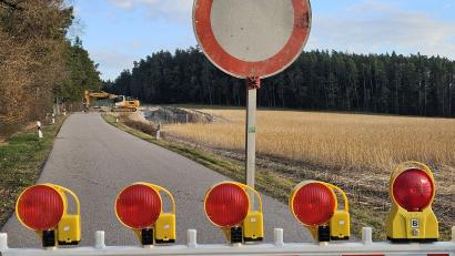 Bild: ga
Der bergbauliche Untergrund sorgt auf der Gemeindeverbindungsstraße Mitterauerbach-Wundsheim für Bodenabsackungen und -einbrüche. Die Straße bleibt noch länger gesperrt.