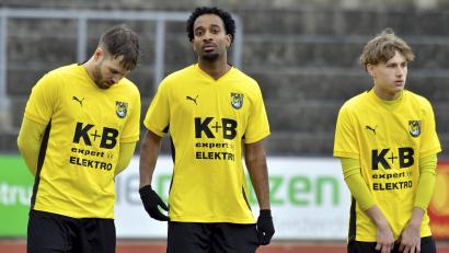 Archivbild: Hubert Ziegler
Mandela Singh-Sharpe (Mitte) ist beim beim FC Amberg in Hauzenberg wieder im Aufgebot. Trainer Andreas Scheler muss wohl die Abwehr umbauen.