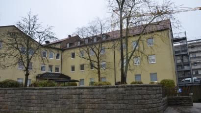 Bild: dob
Mehr und mehr wird aus dem ehemaligen Krankenhaus ein Gesundheitszentrum. Nachdem die Geflüchteten ausgezogen sind, entsteht eine solitäre Kurzzeitpflege. Im Hintergrund ist der neue Wohnungstrakt zu sehen.