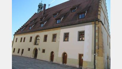Bild: fg
Ist hier einmal der Sitz der Verwaltungsgemeinschaft Hirschau-Schnaittenbach? Die Renovierung des Hirschauer Rathauses läuft an. Eine Malerfirma brachte bereits gemäß dem Farbvorschlag des Denkmalschutzes ein Musterfeld an der Nordseite des Gebäudes an. Hier können sich die Bürger ein Bild machen und ihre Meinung dazu der Stadt kundtun.