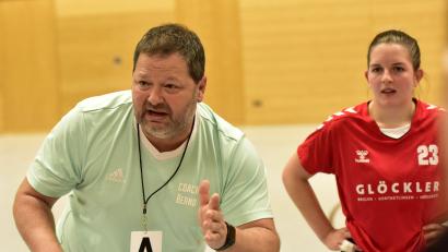 Bild: mhs
HSG-Trainer Bernd Eckl fordert im letzten Heimspiel der Saison nochmals volle Konzentration von seinen Mädels.