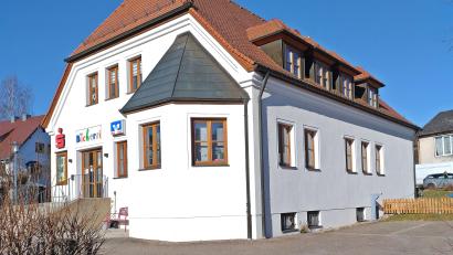 Bild: ld
Unter den drei Fenstern an der Südseite der ehemaligen Sparkasse wird der Zugang in Kellergeschoss geschaffen. Da der Boden tiefer liegt, wird die Tür über eine kleine Treppe erreicht.