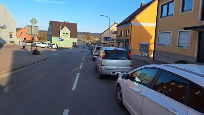 Bild: bl
Aktuell dauert das Warten an der Bahnschranke vor allem dann länger, wenn Züge in Richtung Weiden die schadhafte Stelle mit reduziertem Tempo passieren müssen. Wann genau der Bahnübergang in den nächsten Wochen für mehrere Tage gesperrt wird, ist noch offen.