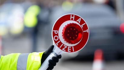Bild: Sven Hoppe/dpa
Die Polizisten hielten den Angaben zufolge das verdächtige Auto am Freitagnachmittag an. (Symbolbild)