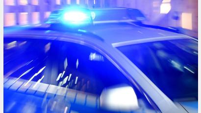 Bild: Carsten Rehder/dpa
In Kulmbach ist ein Polizeiwagen mit einem unbeteiligten Wagen kollidiert. (Symbolbild)