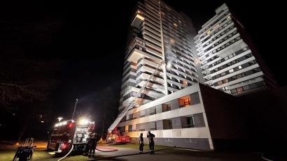 Bild: Sven Grundmann/News5/dpa
Die Feuerwehr löscht einen Brand im sechsten Stockwerk eines Hochhauses.