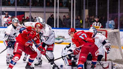 Archivbild: Werner Moller
Die Selber Wölfe (rote Trikots) unterlagen dem ESV Kaufbeuren in der ersten Runde der Play-downs in der DEL2.