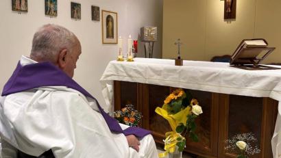 Bild: Uncredited/Vatican Press Hall/AP/dpa
Das einzige Foto, das bisher aus dem Krankenhaus veröffentlicht wurde. (Archivbild)