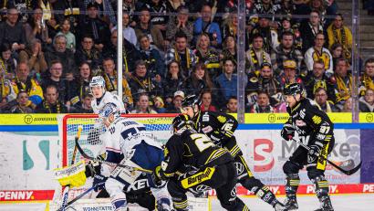 Bild: Werner Moller
Szenen aus dem fünften Spiel des Play-off-Viertelfinales in der DEL2 zwischen den Krefeld Pinguinen und den Blue Devils Weiden (weiße Trikots) am Freitag, 21. März 2025. Krefeld gewann mit 6:3.