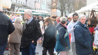 Bild: Kunz
Die Besucher strömen am Sonntag zum Mittefastenmarkt in der Weidener Altstadt.