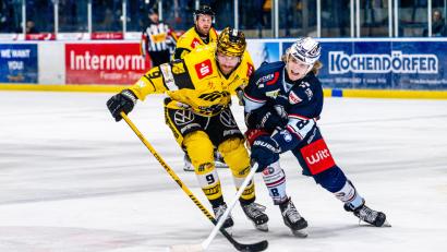 Bild: Elke Englmaier
Neal Samanski (rechts), der Torschütze der Blue Devils Weiden zum zwischenzeitlichen 1:1, im Duell mit Ex-Nationalspieler Marcel Müller.