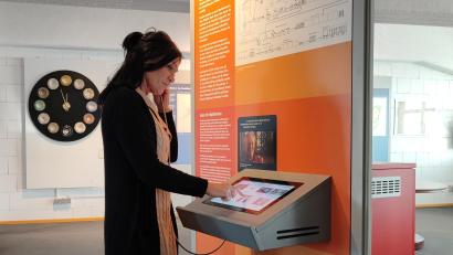 Bild: Stefanie Schreiner/exb
Neue Medienstationen gibt es im Museum in Mitterteich. Das Bild zeigt Museumsleiterin Marion Papsch vor einer der Stationen.