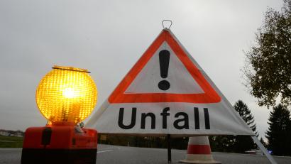 Symbolbild: Patrick Seeger/dpa
Ein Unfall auf der B 85 zwischen Auerbach und Michelfeld sorgte am Donnerstag für eine stundenlange Straßensperrung.
