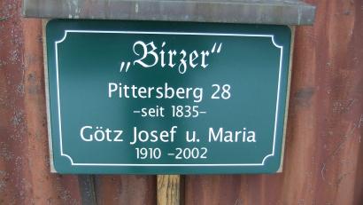 Bild: gm
2005 stellte die Pittersberger Gemeinschaft für Schöpfung, Umwelt und Kultur zusammen mit der Familie Götz (Hofname "Birzer") die erste Hoftafel auf.