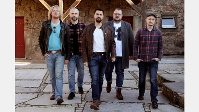 Bild: Julia Artmann
Die "Coasters" sind wieder zurück. Von links: Michael Neugirg (Gesang, Piano), Stefan Gierisch (Gitarre, Gesang), Johannes Wolf (Gitarre, Gesang), Maximillian Landgraf (Schlagzeug), Thomas Schedl (Bass).