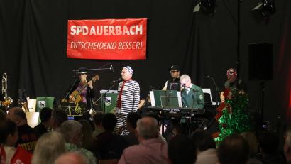 Bild: mfh
Das Auerbacher SPD-Starkbierfest hat Tradition. Die Fastenrede von Bruder Benedikt und politische Lieder mit Zweitem Bürgermeister Norbert Gradl (Bild) gehören zum Programm.
