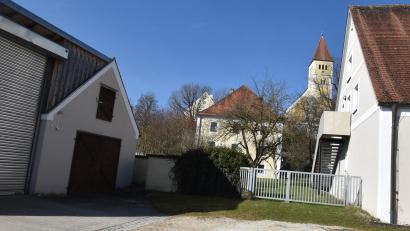 Bild: no
Ein Wärmenetz gibt es in Illschwang schon: Die Hackschnitzelheizung der katholischen Pfarrei (links im Nebengebäude mit dem Rolltor) versorgt das Pfarrzentrum (rechts), das Pfarrhaus (Mitte), die Kindertagesstätte St. Vitus und einige Wohnhäuser in der Nachbarschaft mit Wärme.