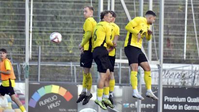 Bild: Hubert Ziegler
Die Amberger (Szene aus einem früheren Spiel) hielten den Angriffen des Spitzenreiters aus Hauzenberg am Samstag oft stand. Zweimal war der FC Sturm dann aber doch erfolgreich.