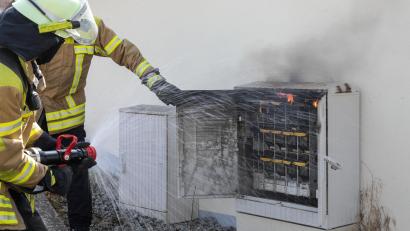 Bild: Wolfgang Steinbacher
In der Forstamtsstraße in Raigering geriet ein Stromkasten in Brand. Die Feuerwehr hatte den Brand schnell unter Kontrolle.