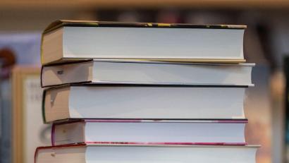 Symbolbild: Boris Roessler/dpa
Je mehr Bücher die Leser in den nächsten Wochen ausleihen möchten, desto lieber ist es dem Team der Kemnather Stadtbücherei und desto leichter wird der Umzug in die neuen Räume im Familien- und Bürgerhaus.
