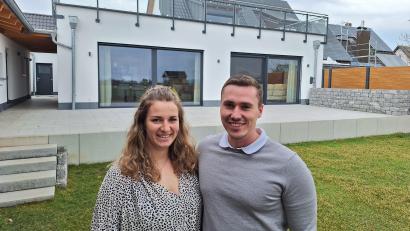 Bild: bl
Nadine und Fabian Hartlich aus Schwarzenfeld haben ihre Entscheidung für die Sanierung eines Reihenhauses nicht bereut. Ihr Beispiel zeigt, dass Bauen im Bestand nicht unbedingt Abstriche bei den Quadratmetern bedeuten muss.