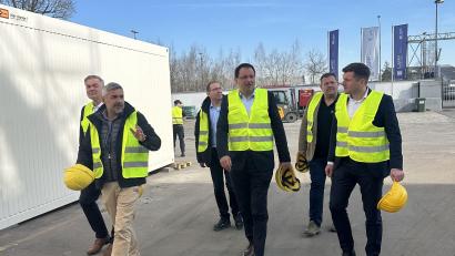 Bild: Stadt Wunsiedel/exb
Lapp-Geschäftsführer Daniel Hartmann (Zweiter von links) gab Bürgermeister Nicolas Lahovnik (rechts), Staatssekretär Martin Schöffel (Mitte) und Landrat Peter Berek (links) ein Update zum Wiederaufbau.