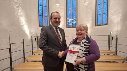 Bild: jua
Den Kulturpreis der Stadt Nabburg bekommt Birgit Krogner, die Vorsitzende des Städtepartnerschaftsvereins, von Bürgermeister Frank Zeitler verliehen.