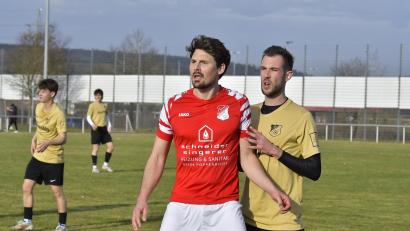 Bild: zg
Inter-Stürmer Stefan Meisel (rotes Trikot) streng bewacht von Lukas Sebralla vom 1. FC Schlicht. Und dennoch entkam Meisel zwei Mal und 
machte die Tore.