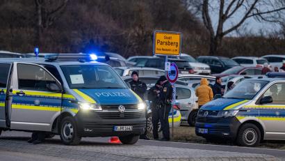 Bild: Armin Weigel/dpa
Parsberg: Polizei und Einsatzkräfte stehen nach einem Zwischenfall am Rand einer Feier. Bei einer großen Feier unter freiem Himmel in Parsberg ist ein Mann getötet worden. Das bestätigte am Sonntagabend ein Polizeisprecher vor Ort.