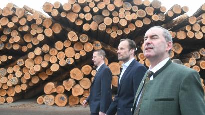 Bild: Gabi Schönberger
Wirtschaftsminister Hubert Aiwanger (rechts) besucht das ehemalige Ziegler-Sägerwerk auf der Betzenmühle bei Plößberg. Rettenmeier-Chef Stephan Lang (Mitte) führt ihn über das Gelände. Begleitet werden sie von Andreas Cordes, Geschäftsführer der Cordes GmbH, die wiederum die Rettenmeier Holding besitzt.