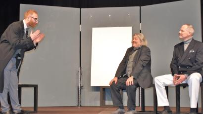 Bild: rgr
Yvan (von links Henning Kallweit), Serge (Jens Ulrich Seffen) und Marc (Alexander Kuchar) spielen das Theaterstück "Kunst" auf der Bühne der Stadthalle Grafenwöhr.