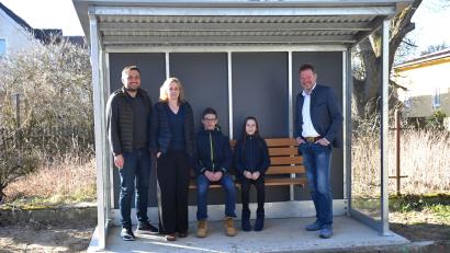 Bild: sche
Der Freudenberger Bürgermeister Alwin Märkl (rechts) übergibt das neue Buswartehäuschen in Altenricht seiner Bestimmung. Mit dabei die Familie Ott, deren Kinder sich besonders über die Einrichtung freuen.