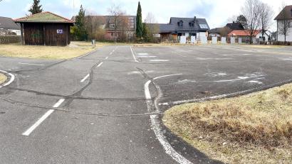 Bild: Gabi Schönberger
Hier, auf dem Verkehrsübungsplatz in Weiherhammer, soll ein 17-Jähriger mehrere Kinder und Jugendliche mit einem Messer bedroht haben. Die Polizei ermittelt und befragt alle Beteiligten.