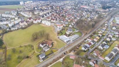 Bild: Thilo Hierstetter
Von der Loderhofstraße (etwa Bildmitte) führt bis dato nur ein Fußweg an einer Firma entlang zur Schillerstraße. Der Anschluss der Loderhofstraße an den Hitzelmühlweg direkt durch die Bahnunterführung oder an die Schillerstraße könnte nach Ansicht von Stadträten eine Entlastung der Verkehrssituation bringen – auch im Hinblick auf ein neues Baugebiet, das auf der großen Freifläche entstehen soll.