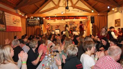 Bild: pi
Das Starkbierfest der KLJB Neukirchen zu St. Christoph stößt auf große Resonanz. Der Pfarrsaal istvoll besetzt.