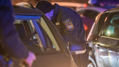 Bild: Armin Weigel/dpa
Die Polizei sicherte nach der Tat das Gelände weitläufig ab.