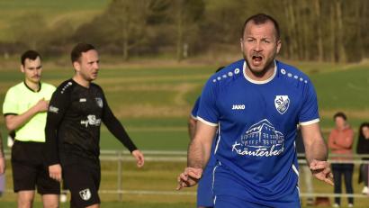 Bild: ham
Diendorfs Spielertrainer (rechts) Sebastian Ring beschwert sich beim Schiri-Assistenten. Die SV-Spieler waren mit einigen Entscheidungen nicht einverstanden.
