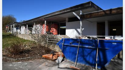 Bild: sche
Noch ist das Eingangsgebäude des Freibads Freudenberg eine Baustelle. Die Gemeinde hofft aber, die Sanierungsarbeiten bis zum Beginn der Badesaison abschließen zu können.