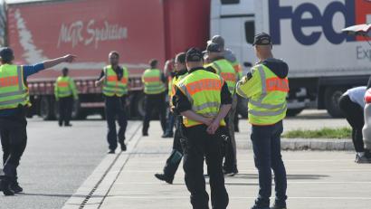 Bild: Gabi Schönberger
Über 50 Polizeibeamte arbeiten beim oberpfalzweiten Kontrolltag an der Großkontrollstelle auf dem Parkplatz "Stocker Holz Süd".