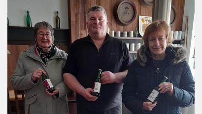 Bild: Elke Ertel/exb
Erika Beer, Armin Ertel und Evi Rauch (von links) präsentieren das beim Fuchsbeck eingebraute Fastenbier.