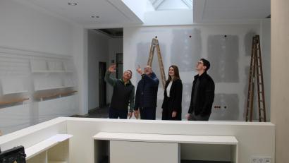 Bild: prh
Bernhard Spachtholz, Helmut Kick, Cassandra Bscherer und Aaron Kapornyai (von links) machen sich in der Baustelle ein Bild über den Stand der Umbauarbeiten. Bereits Ende April zieht hier das THZ ein.