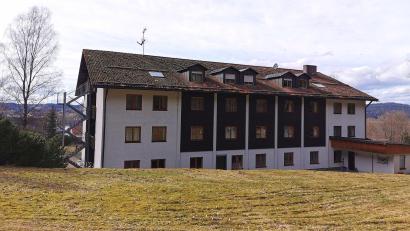 Bild: Portner
Im ehemaligen "Hotel Drechselberg" am Ortsrand von Schönsee werden die ersten Asylbewerber frühestens ab Mitte des Jahres einziehen. Aktuell hat die Regierung der Oberpfalz als Mieter noch Renovierungsarbeiten laufen.