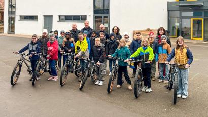 Bild: Marcus Paulus
Spendenübergabe an der Grundschule Neunburg: Lions-Mitglied Michael Steidl, Polizeioberkommissar Markus Schlegel von der Polizei Neunburg, Lions-Präsident Thorsten Matheja, Rektorin Sabine Bauer und die Verkehrs- und Sicherheitsbeauftragte der Grundschule, Heike Hanisch (hinten von links) freuten sich mit den Schülern, die die neuen Räder gleich ausprobierten.