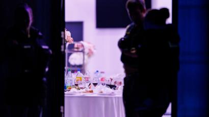 Bild: ---/dpa
Polizisten stehen vor der Eventlocation der Hochzeit in Fürth, auf der ein Mann getötet wurde.