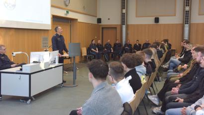 Bild:  Polizeiobermeister Kindl, VII. Bereitschaftspolizeiabteilung, 79. Ausbildungsseminar/exb
Der Seminarleiter, Erster Polizeihauptkommissar Martin Spieß, begrüßte die 99 angehenden Polizeibeamten und Polizeibeamtinnen.