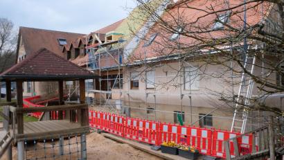 Bild: do
1,5 Millionen Euro investiert die Gemeinde in die Modernisierung der Kindertagesstätte. Die Bauarbeiten sind im vollen Gange. Damit verbunden ist ein vorübergehender Umzug von zwei Kita-Gruppen in das Gemeindezentrum.