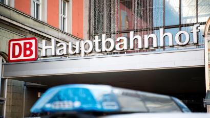 Symbolbild: Matthias Balk/dpa
Die Bundespolizei am Münchner Hauptbahnhof hat das Bargeld in Empfang genommen und gezählt.