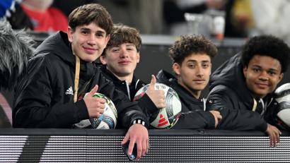 Bild: Fabian Strauch/dpa
Balljunge Noel Urbaniak (l) hatte beim Länderspiel gegen Italien einen großen Auftritt.