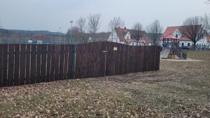 Bild: jbe
Das bereits umzäunte Vereinsgelände des Obst- und Gartenbauvereins liegt im Kreinzl direkt neben dem Spielplatz auf Höhe des Sportheims.